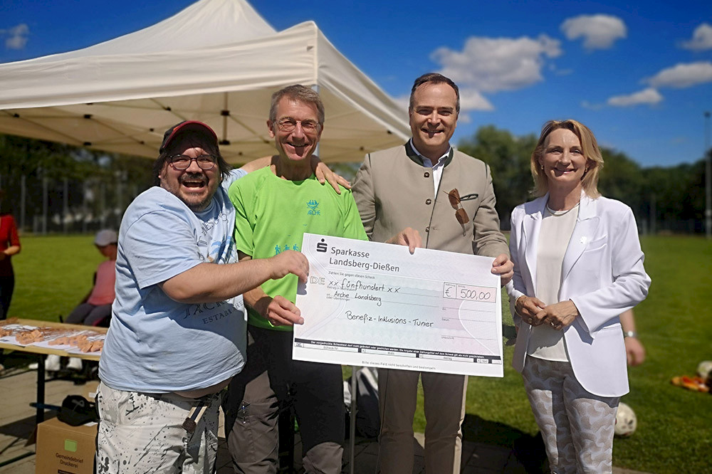 Bild zeigt Personen bei einer Spendenübergabe.