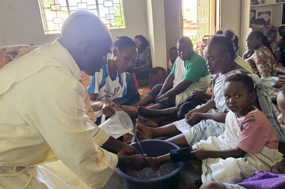 Bild zeigt eine Gruppe Menschen beim Waschen.