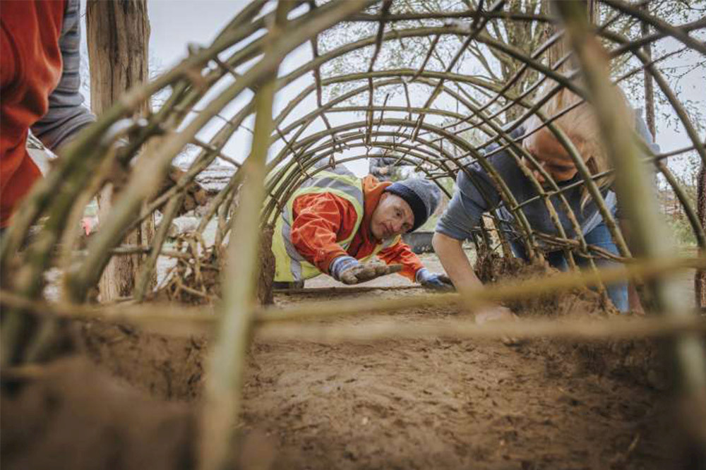 Bild zeigt Personen beim Ofenbau.