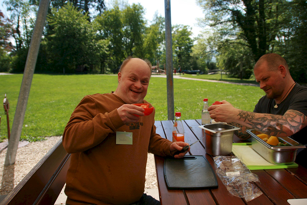 Bild zeigt zwei Personen bei der Kochvorbereitung.