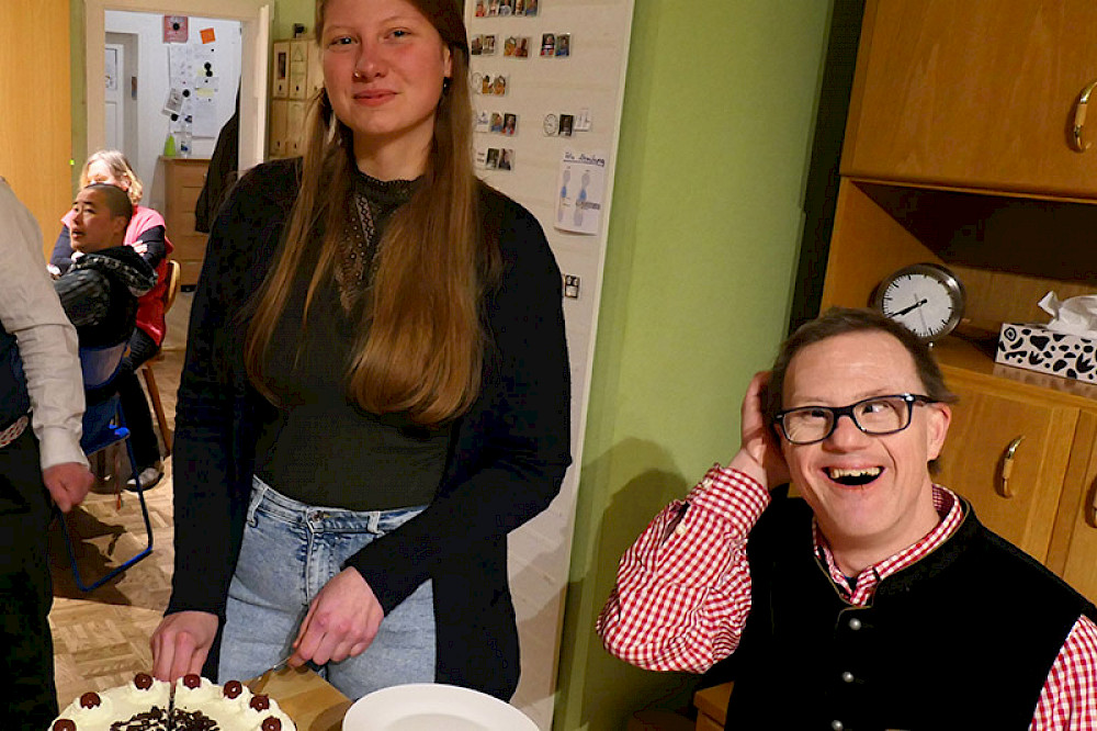 Bild zeigt zwei Personen beim Kuchenessen.