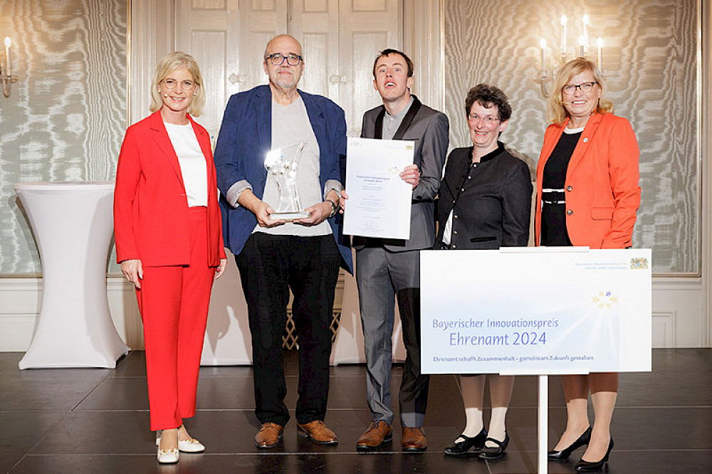 Bild zeigt Menschen der Arche Landsberg mit dem Bayrischen Ehrenamtspreis.
