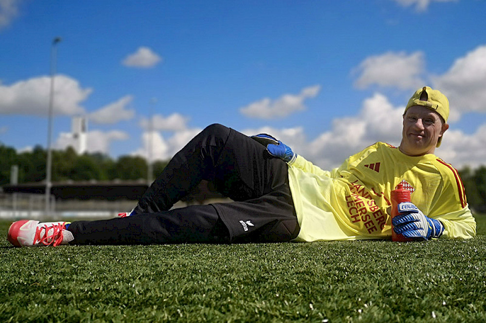 Bild zeigt eine Person im Trikot auf dem Fussbalplatz.