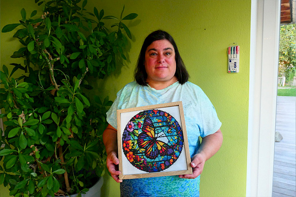 Bild zeigt eine Frau mit Kunsthandwerk.