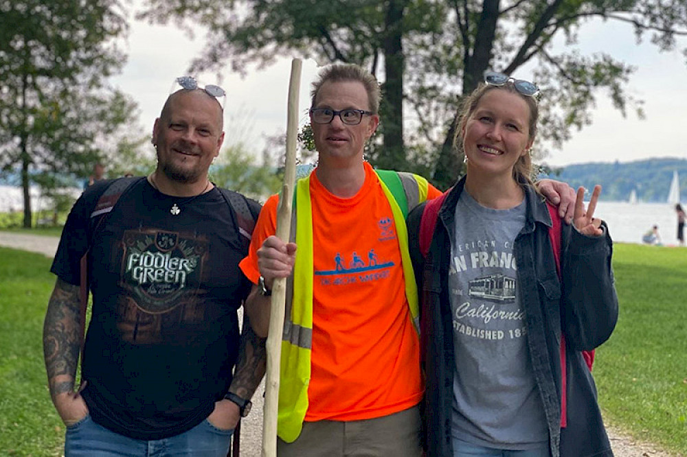 Bild zeigt drei fröhliche Personen bei einer Wanderung.