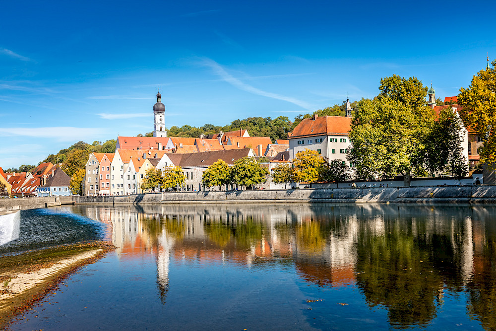 Bild zeigt eine Ansicht vom Wasser von Landsberg am Lech.